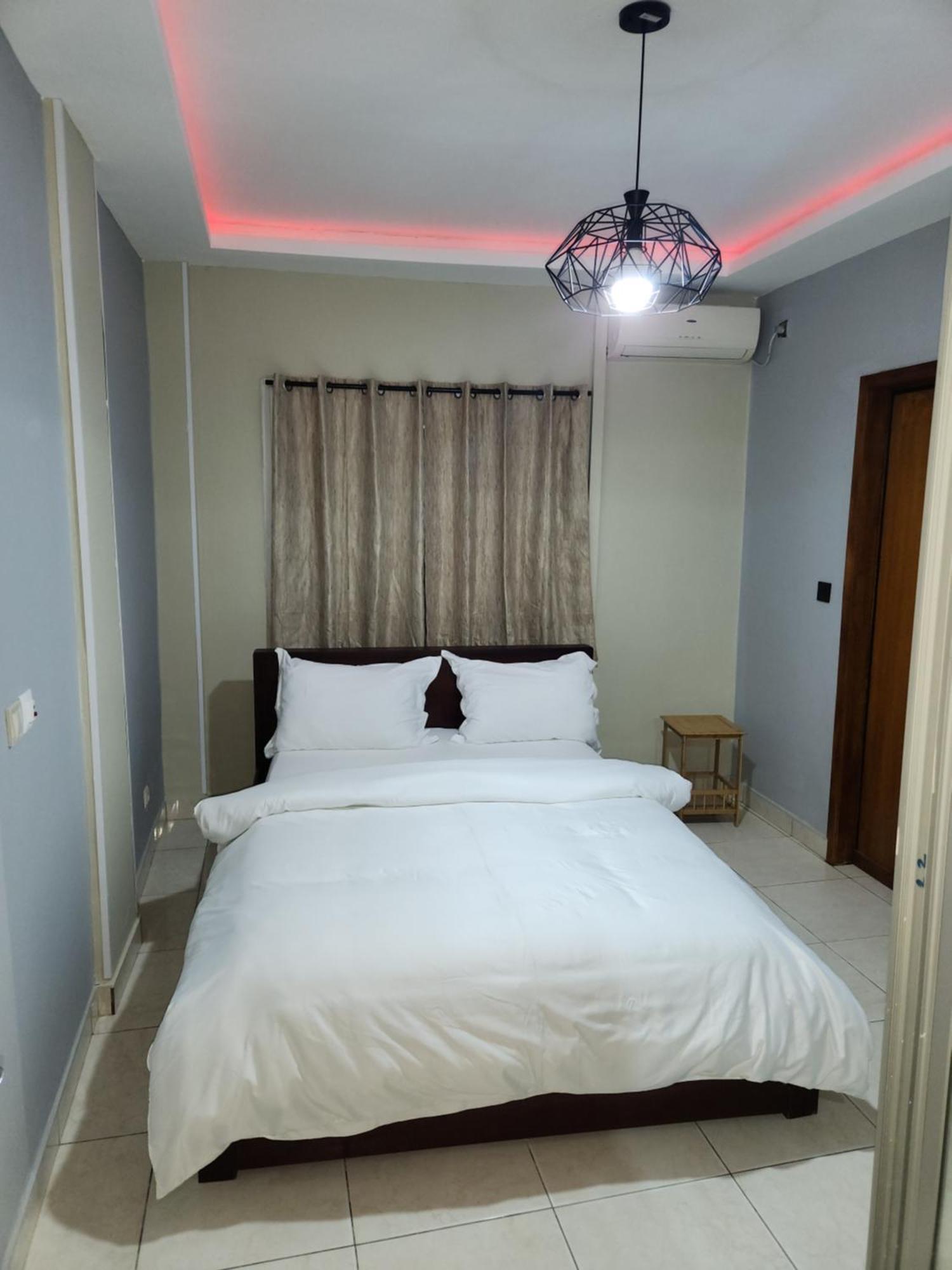Meuble 1Ch 2E Ch Dispo Avec Un Supplement E1D Apartment Douala Bagian luar foto