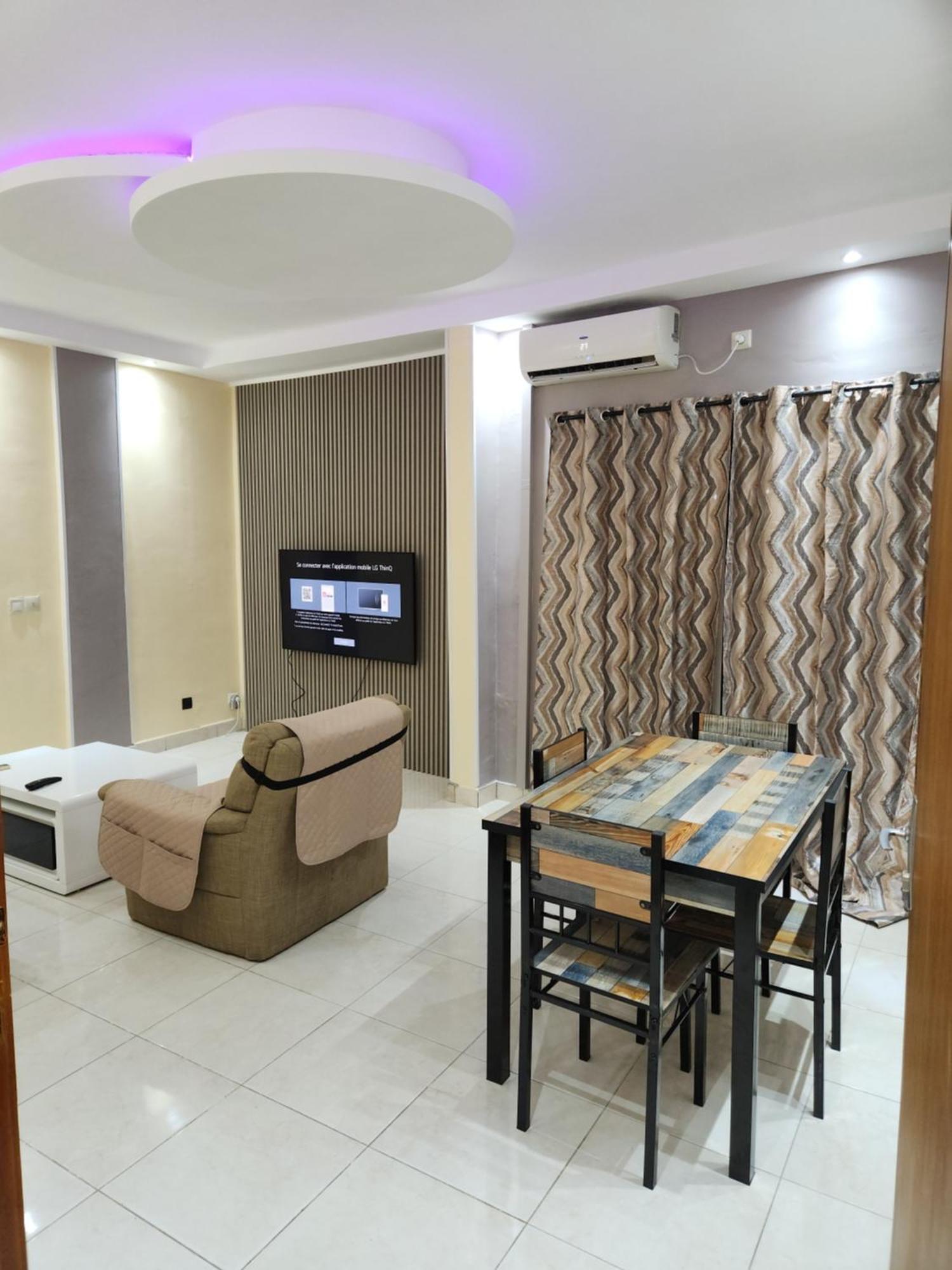 Meuble 1Ch 2E Ch Dispo Avec Un Supplement E1D Apartment Douala Bagian luar foto