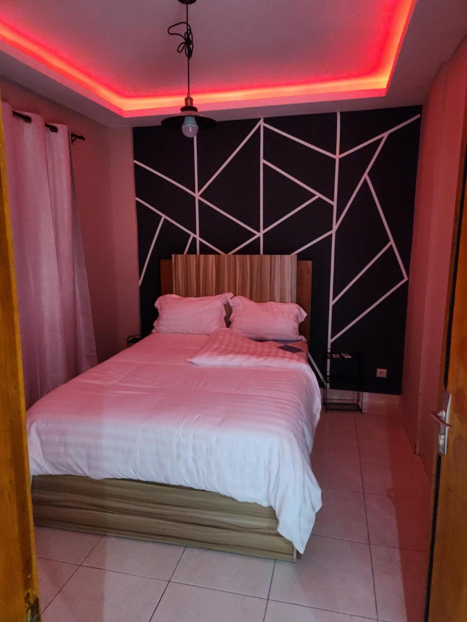 Meuble 1Ch 2E Ch Dispo Avec Un Supplement E1D Apartment Douala Bagian luar foto